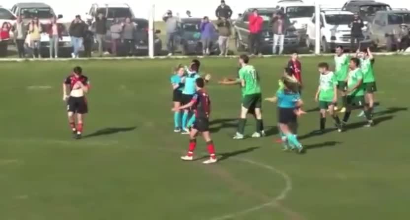 Mujer arbitro fue golpeada por un jugador en el fútbol argentino