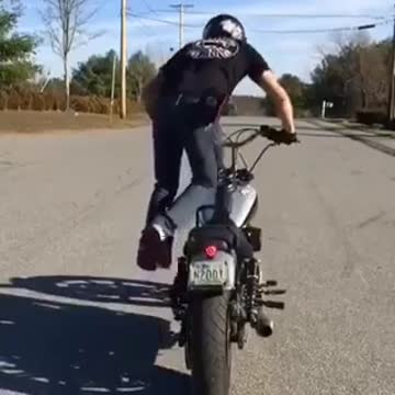 Tipo se balancea sobre una motocicleta en cámara lenta