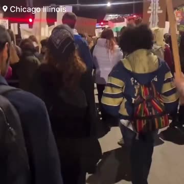 Thousands of protesters have lost their minds over Trump's victory in Chicago!