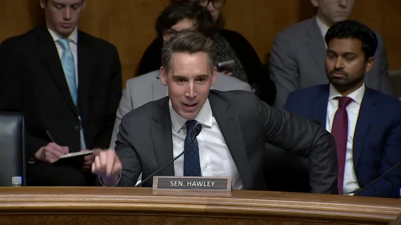 Senator Hawley NUKES Executives For Spirit And Frontier Airlines