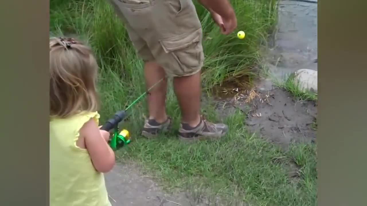 BABIES FUNNY MOMMENTS WITH FISH...