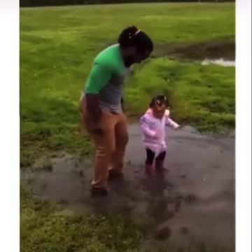 The child teaches the mother to jump in the water