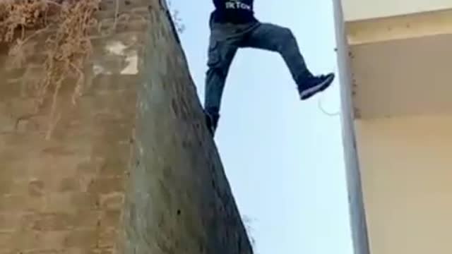 Right a climb on wall without in support Asin video