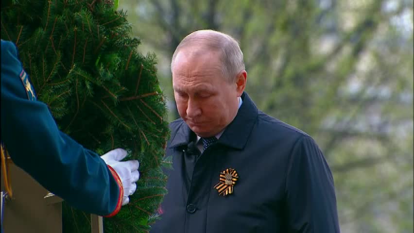 Putin lays flowers and holds on to an eternal moment at the tomb