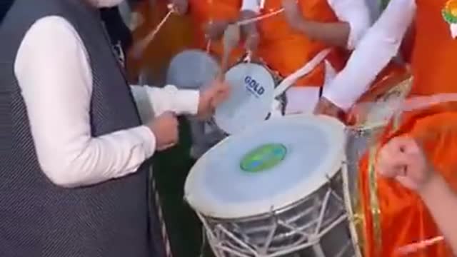 PM Modi tries his hand on 'Dhol' with Indian community in Glasgow