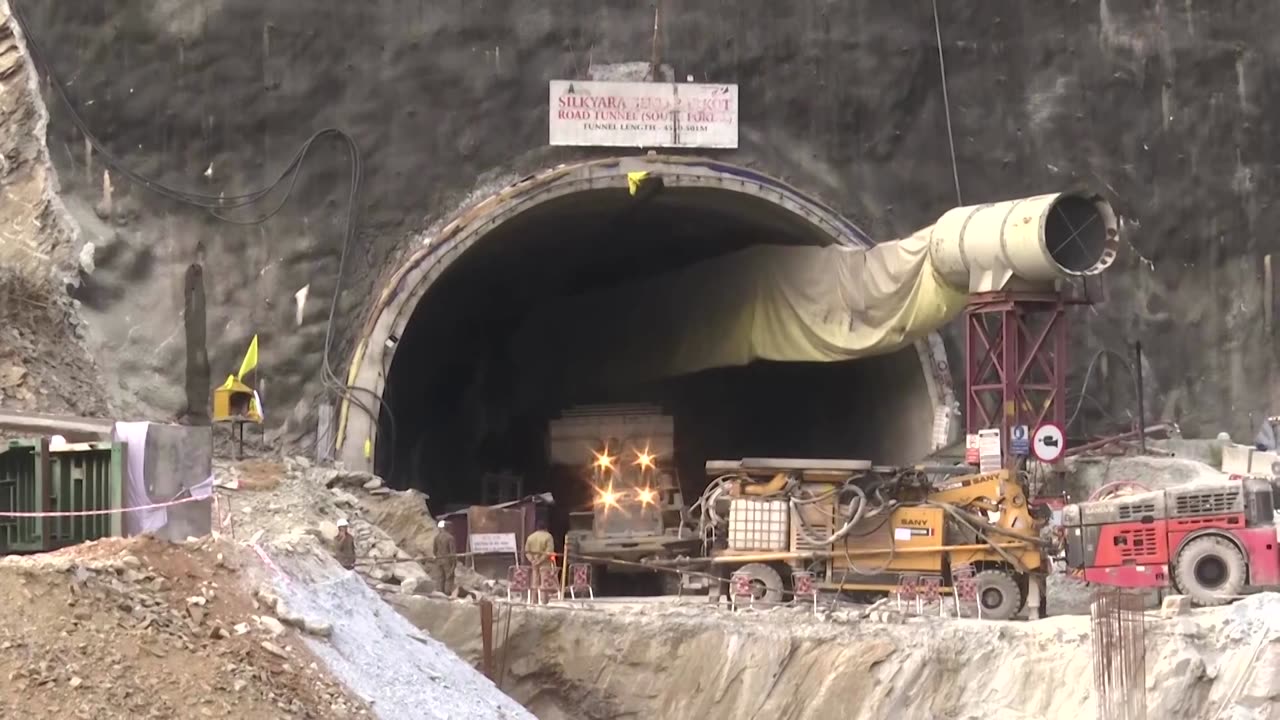 Rescuers try new tack to reach Indian tunnel workers