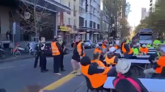 Australian Construction Workers Walk Off, Stage Sit in to Protest Vaccine Mandates