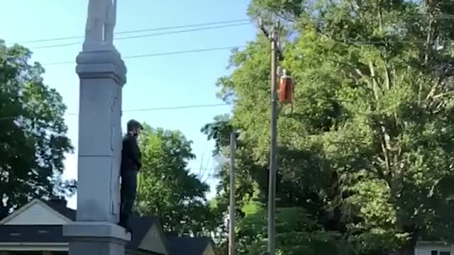 Man ties himself to Confederate monument, yells at locals to take it down