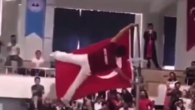 A man becomes part of the turkish flag