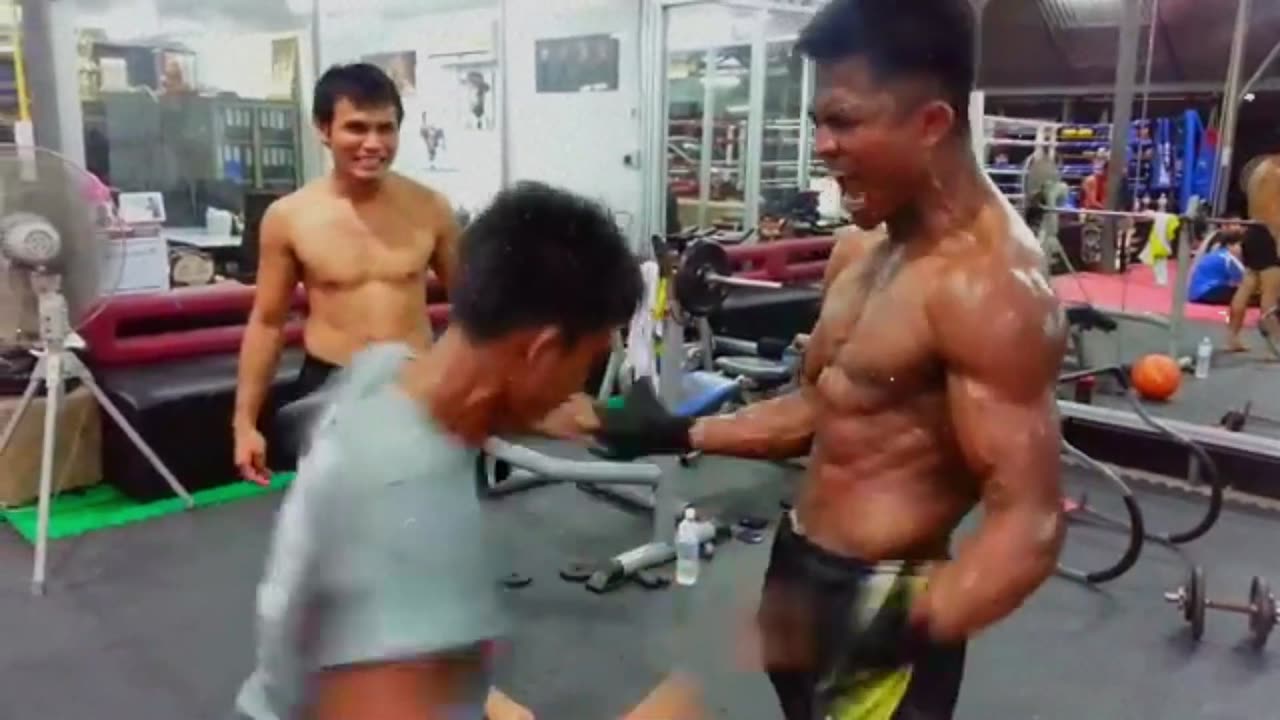 MUAY THAI FIGHTER SHOW HIS ABDOMEN OF STEEL | BEST MARTIAL ARTS