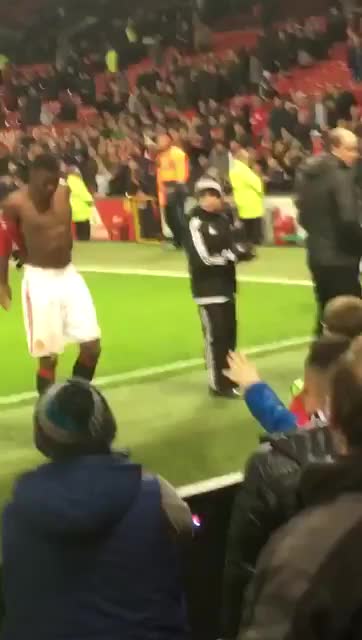 Paul Pogba gives his shirt to a kid after the match vs Tottenham
