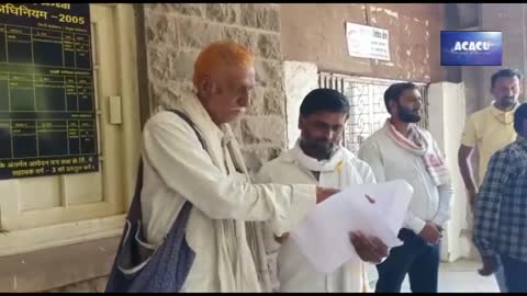 Khandwa-फसल बीमा की जानकारी लेने गए किसान को कार्यालय से धक्के मार कर किया बाहर,रो दिया किसान