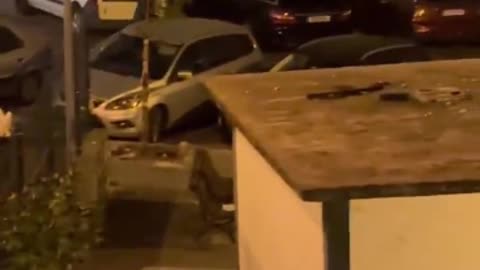 Indostânicos perseguem um africano com armas brancas durante a noite na via pública. ACORDA PORTUGAL