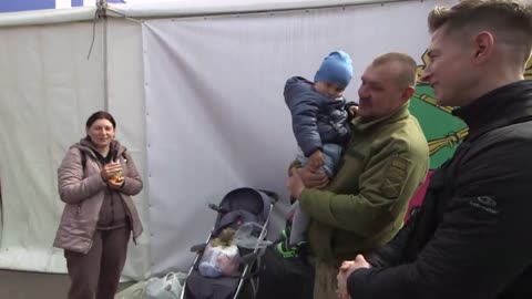 Soldier reunites with family before rejoining the fight in Ukraine