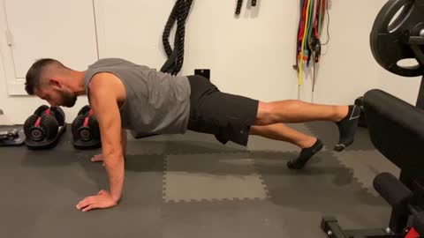 Straight Arm Alternating Leg Lift Plank