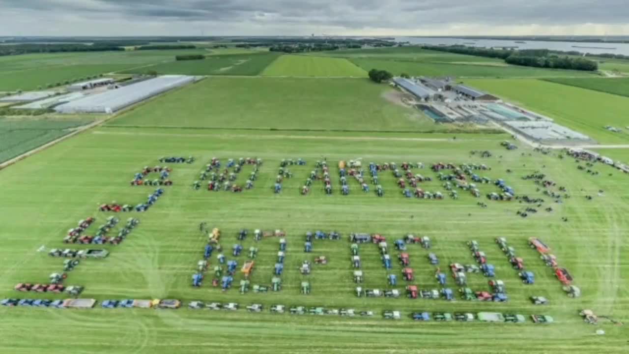 Dutch farmers in Moerdijk using 400 tractors.