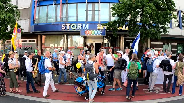 Rettungsgasse - Wie schnell bildet ein Demo-Umzug eine Rettungsgasse? für einen Rettungswagen?