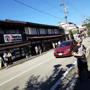 Đeo khẩu trang du lịch \/ giam giữ dân trong thành phố