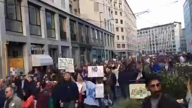 Italians in protest against the covid pass - Milano