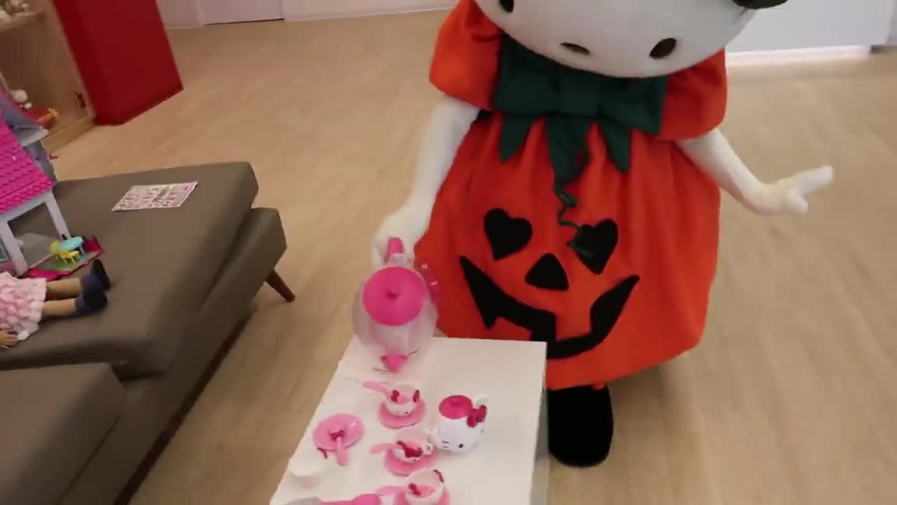 Meeting Hello Kitty in Real Life!!!