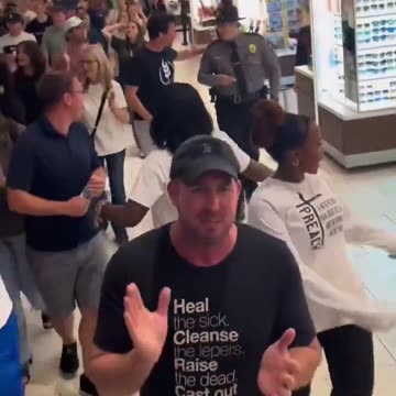 Christians take Over a Mall !!!