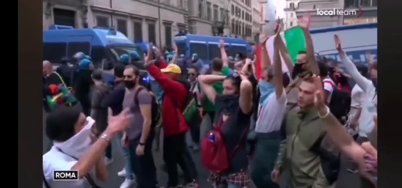 Roma La polizia attacca i manifestanti con le mani alzate 9-ottobre-2021