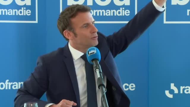 Macron persiste et signe