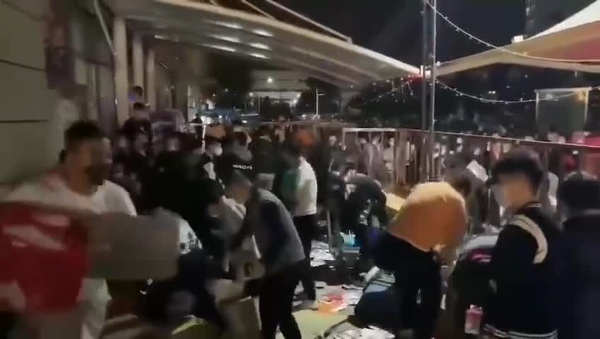 Starving Shanghai Residents Revolt Against Their Government and Loot the Supermarkets