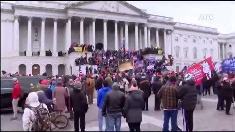 Trump supporters trying to stop Antifa From breaking windows