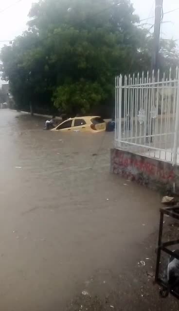 Taxi se quedó atrapado en la corriente en San Fernando