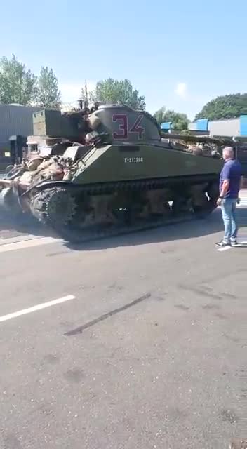 Holandští farmáři si na pomoc s blokádami přivezli tank