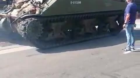 Holandští farmáři si na pomoc s blokádami přivezli tank