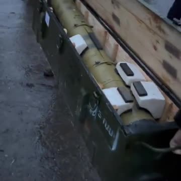 BREAKING... Ukrainian soldiers are capturing Russian soldiers, tanks, military weapons,