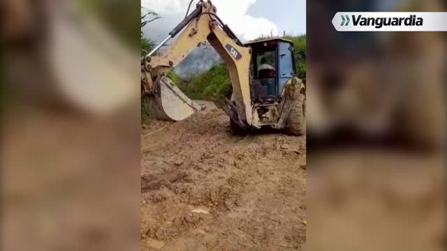 Carros atrapados en la trocha Arales en Santander