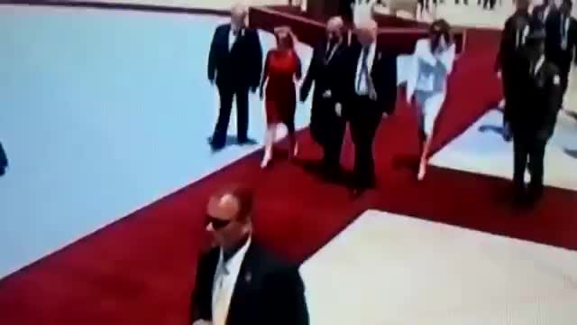 Melania slap Tramp's little hand away deplaning in Tel Aviv