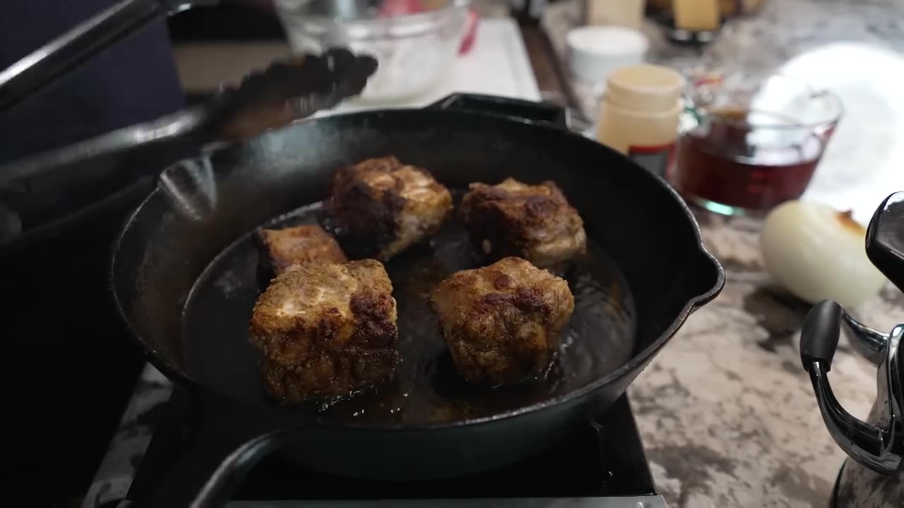 Melt-In-Your-Mouth Smothered Oxtails!