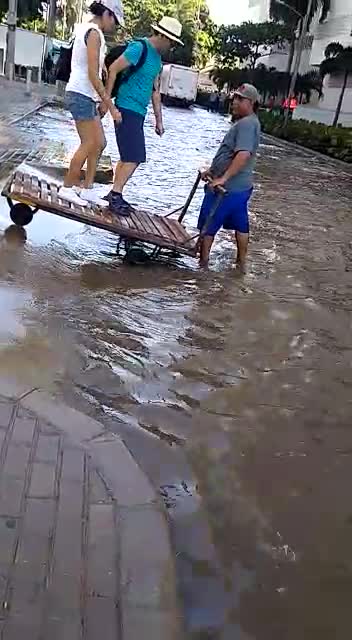 Video: Marea alta afecta movilidad