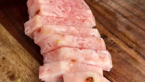 .Amateurslicingapinkpineapple#PinkPineapple