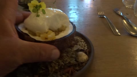 Restaurant Provenier Schiedam met lekkere sorbet in een halve cocosnoot