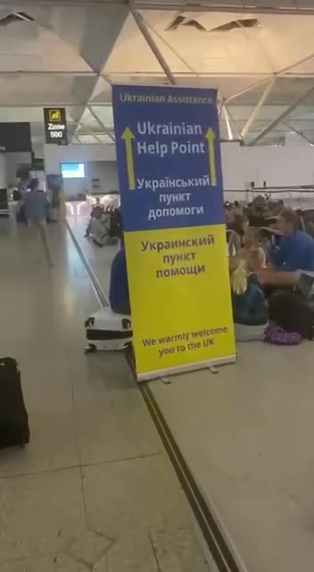 Zóna pomoci pro Ukrajince na letišti v Anglii