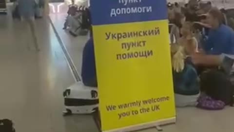 Zóna pomoci pro Ukrajince na letišti v Anglii