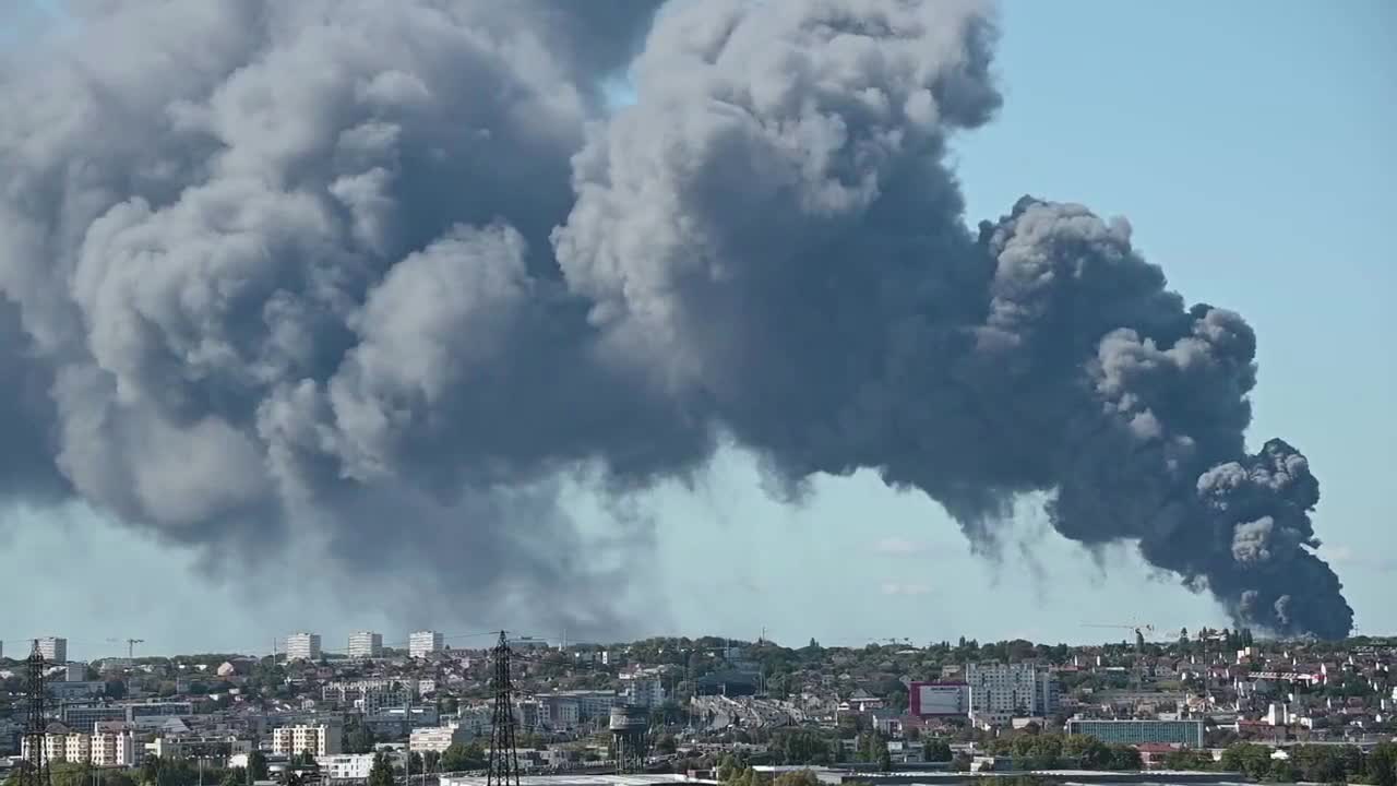 World's Largest Produce Market In Paris Erupts In Flames, Cause Unknown