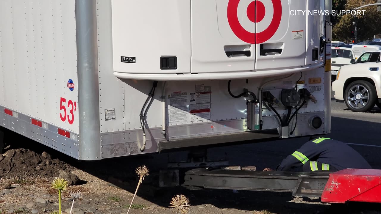 Moving Semi Trailer Comes Unhitched in West Sacramento