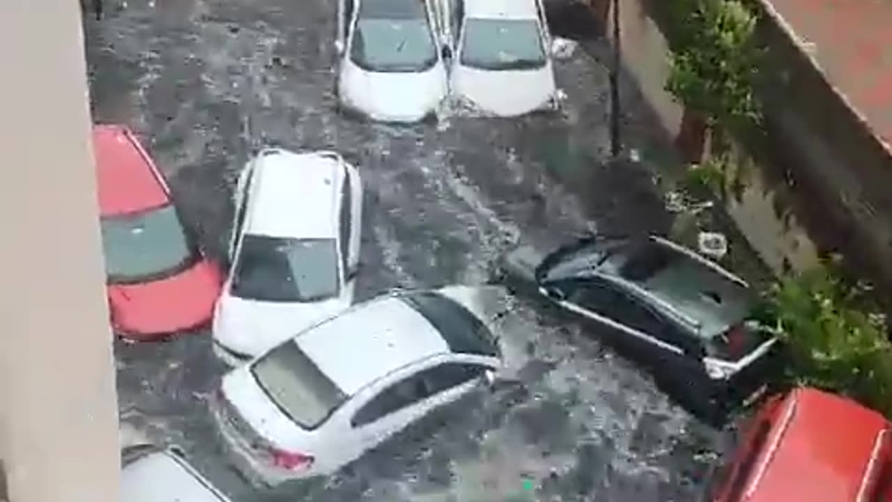 Cyclone Michuang affected in chenai,Bharat /Heavy rain in chenai destroy car