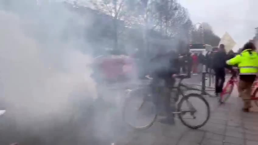 Brussels: fires in streets after vaccine passport protest on Jan. 23, 2022