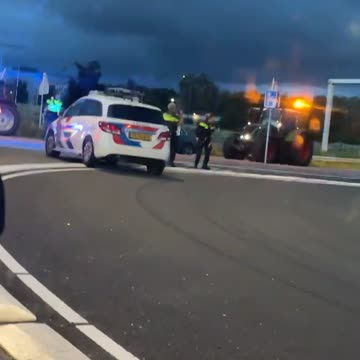 Dutch Police shooting at farmers who are trying to get away