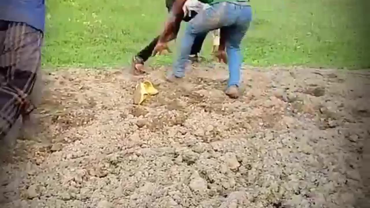 মাইরাফালাইছে রে ফানি ভিডিও
