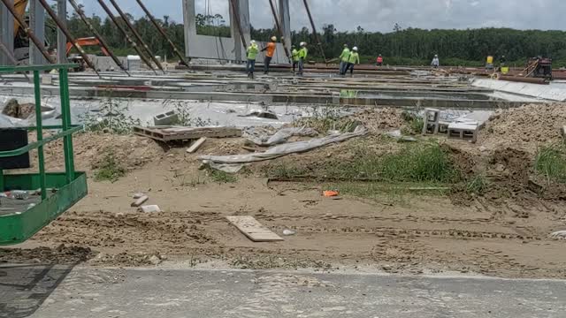 Erecting a concrete wall