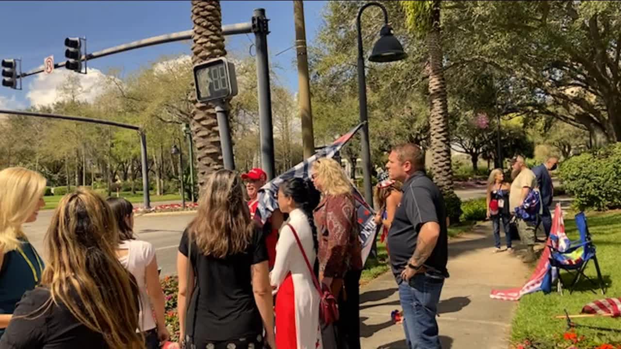 EL Twitch - Hotel occupants debate with BLM (Black Lives Matter) anarchists outside hotel - Mic Drop