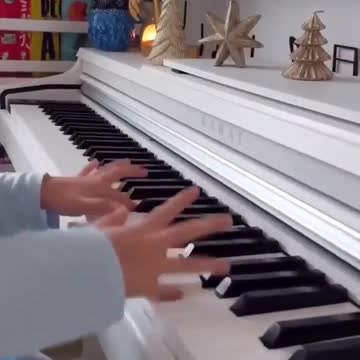 앞이 보이지 않지만 이 아름다운 곡을 우리에게 전달하고 있다.